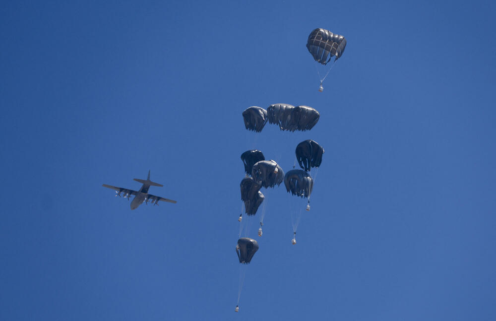 <p>"Jordanske oružane snage danas su sprovele tri padobranska slanja humanitarne pomoći u pojas Gaze, od kojih je jedan izveden sa Ujedinjenim Arapskim Emiratima", saopštila je jordanska vojska</p>
