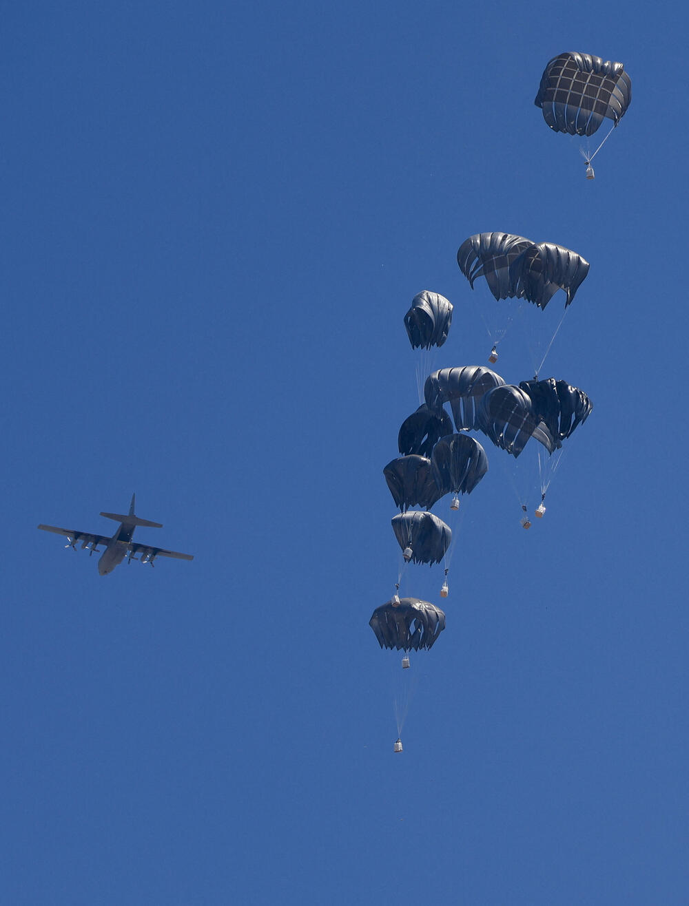 <p>"Jordanske oružane snage danas su sprovele tri padobranska slanja humanitarne pomoći u pojas Gaze, od kojih je jedan izveden sa Ujedinjenim Arapskim Emiratima", saopštila je jordanska vojska</p>