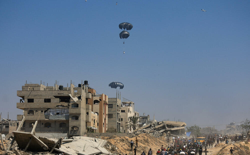 <p>"Jordanske oružane snage danas su sprovele tri padobranska slanja humanitarne pomoći u pojas Gaze, od kojih je jedan izveden sa Ujedinjenim Arapskim Emiratima", saopštila je jordanska vojska</p>