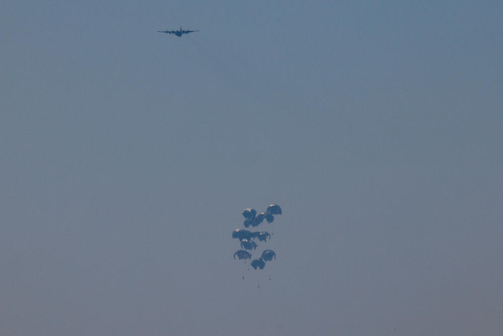 <p>"Jordanske oružane snage danas su sprovele tri padobranska slanja humanitarne pomoći u pojas Gaze, od kojih je jedan izveden sa Ujedinjenim Arapskim Emiratima", saopštila je jordanska vojska</p>