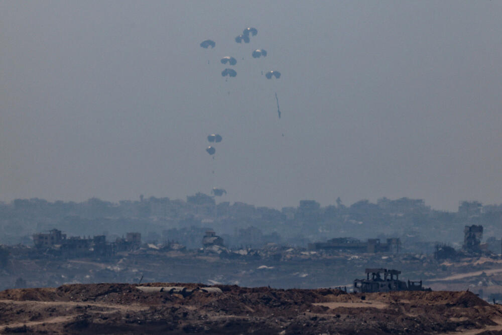 <p>"Jordanske oružane snage danas su sprovele tri padobranska slanja humanitarne pomoći u pojas Gaze, od kojih je jedan izveden sa Ujedinjenim Arapskim Emiratima", saopštila je jordanska vojska</p>