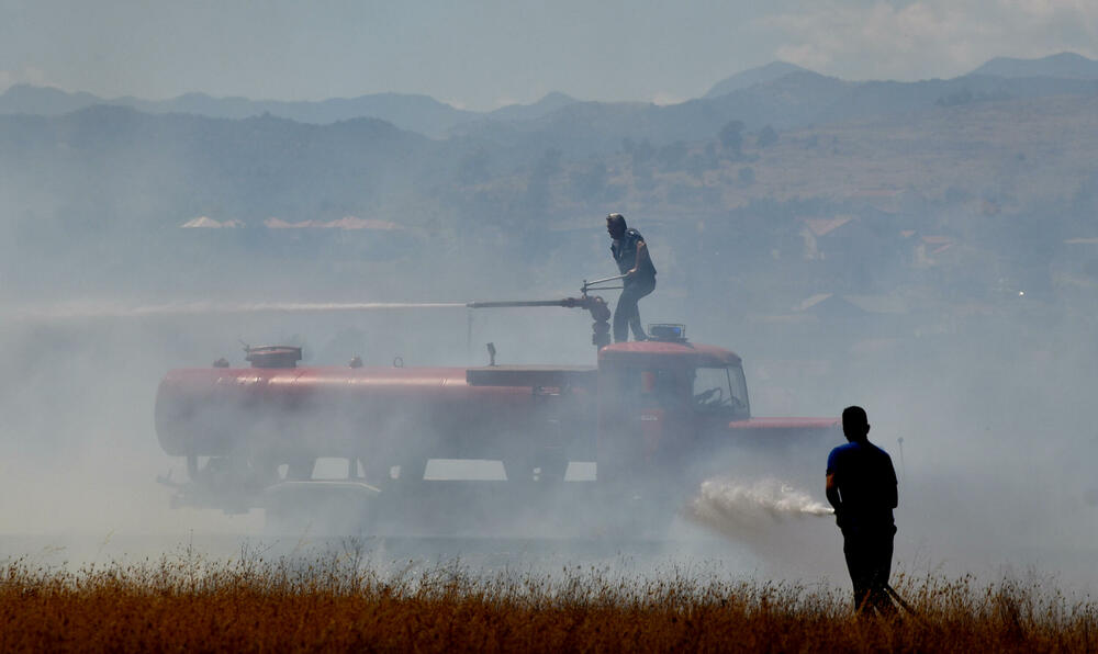 <p>Na teren su izašli svi raspoloživi kapacitieti Službe zaštite i spašavanja Glavnog grada</p>