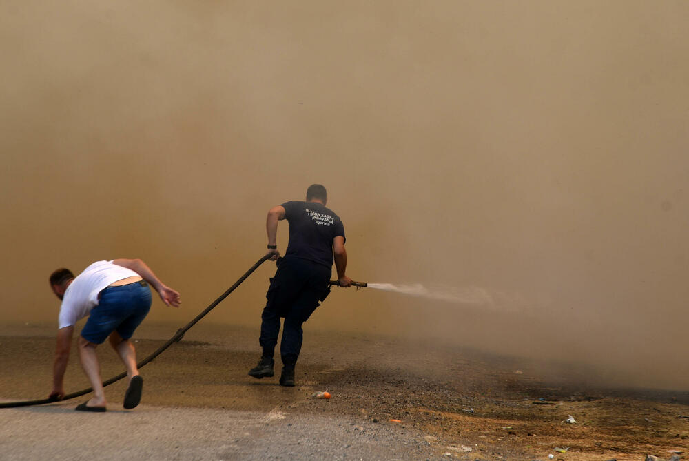 <p>Na teren su izašli svi raspoloživi kapacitieti Službe zaštite i spašavanja Glavnog grada</p>