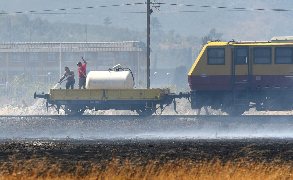 <p>Na teren su izašli svi raspoloživi kapacitieti Službe zaštite i spašavanja Glavnog grada</p>