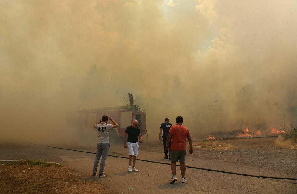 <p>Na teren su izašli svi raspoloživi kapacitieti Službe zaštite i spašavanja Glavnog grada</p>