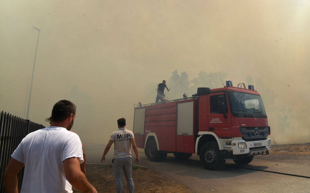 <p>Na teren su izašli svi raspoloživi kapacitieti Službe zaštite i spašavanja Glavnog grada</p>
