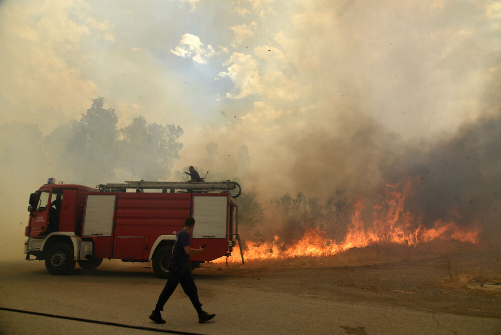 <p>Na teren su izašli svi raspoloživi kapacitieti Službe zaštite i spašavanja Glavnog grada</p>