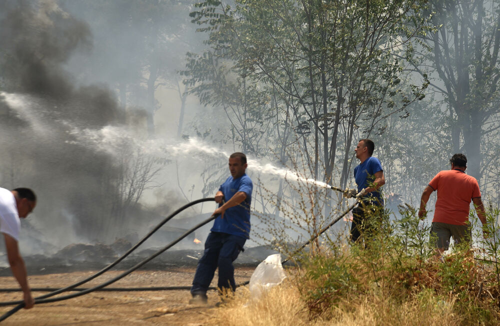 <p>Na teren su izašli svi raspoloživi kapacitieti Službe zaštite i spašavanja Glavnog grada</p>