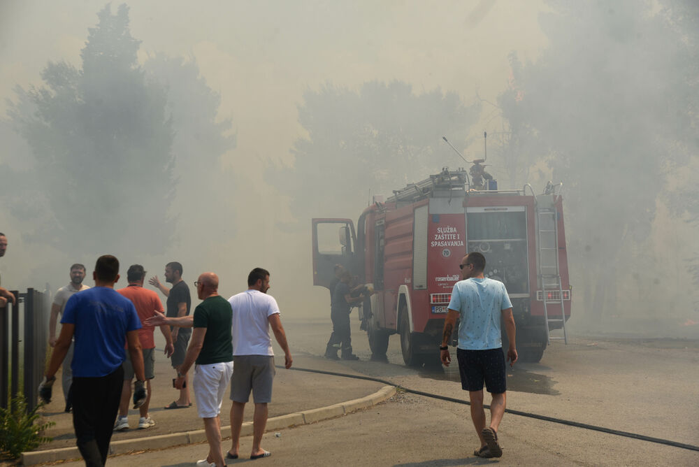 <p>Na teren su izašli svi raspoloživi kapacitieti Službe zaštite i spašavanja Glavnog grada</p>