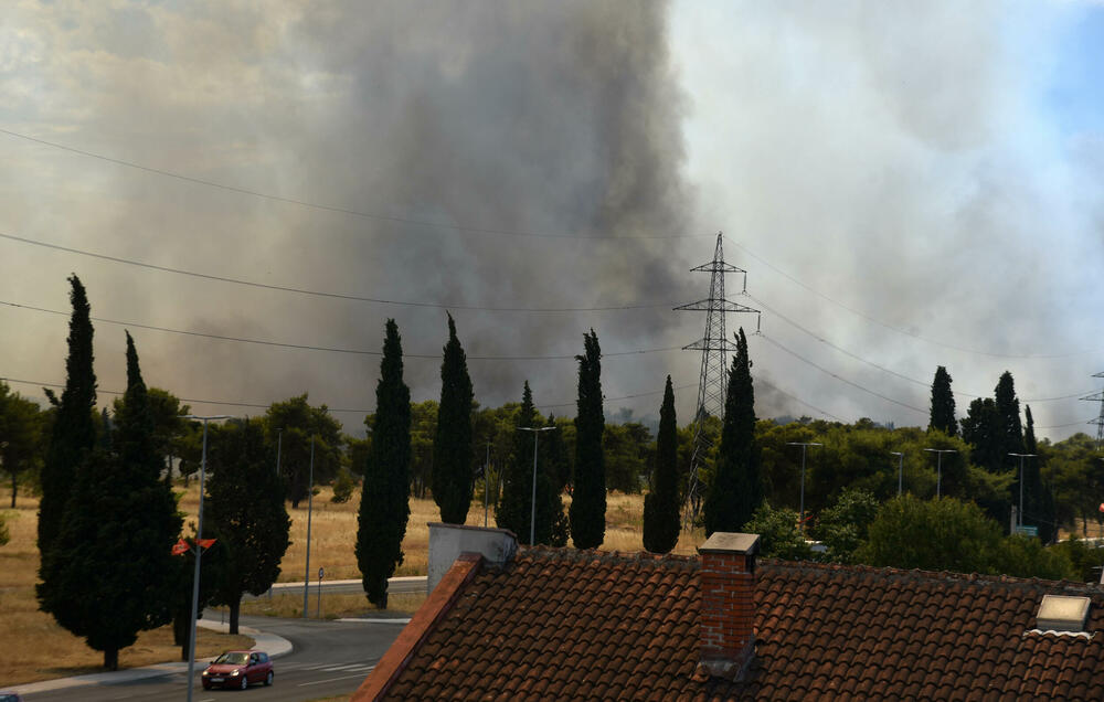 <p>Na teren su izašli svi raspoloživi kapacitieti Službe zaštite i spašavanja Glavnog grada</p>