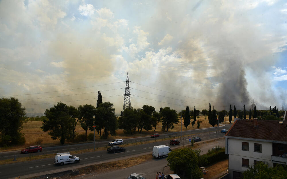 <p>Na teren su izašli svi raspoloživi kapacitieti Službe zaštite i spašavanja Glavnog grada</p>