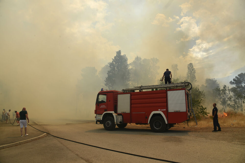 <p>Na teren su izašli svi raspoloživi kapacitieti Službe zaštite i spašavanja Glavnog grada</p>