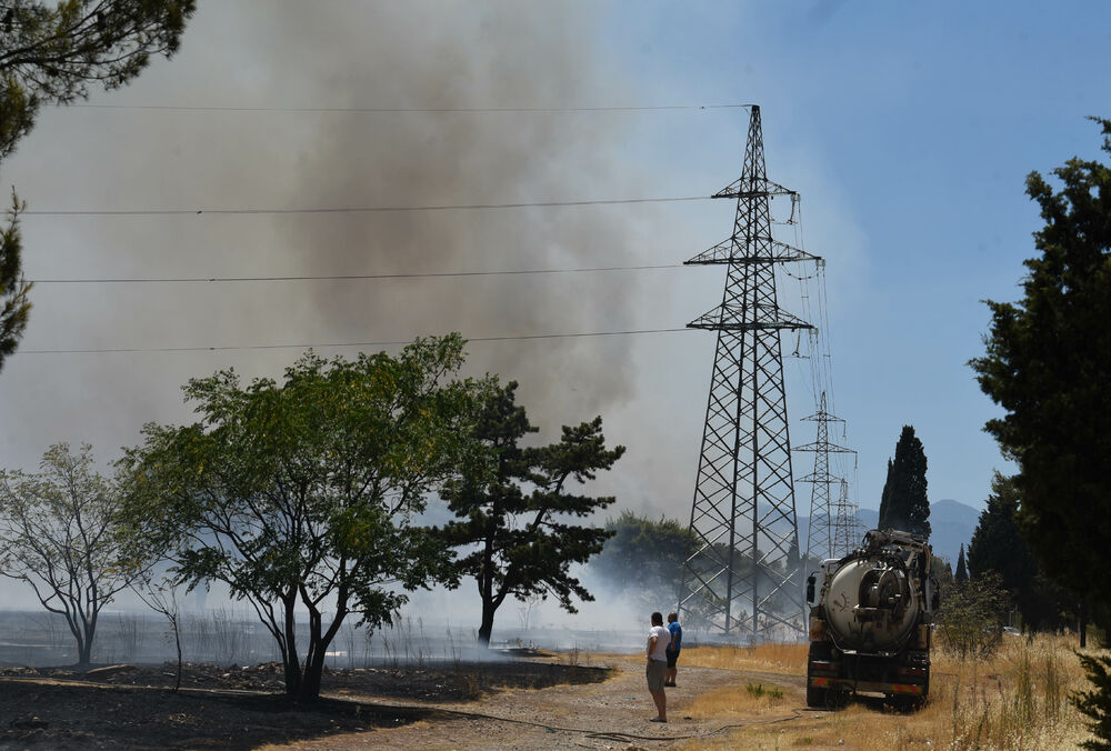<p>Na teren su izašli svi raspoloživi kapacitieti Službe zaštite i spašavanja Glavnog grada</p>