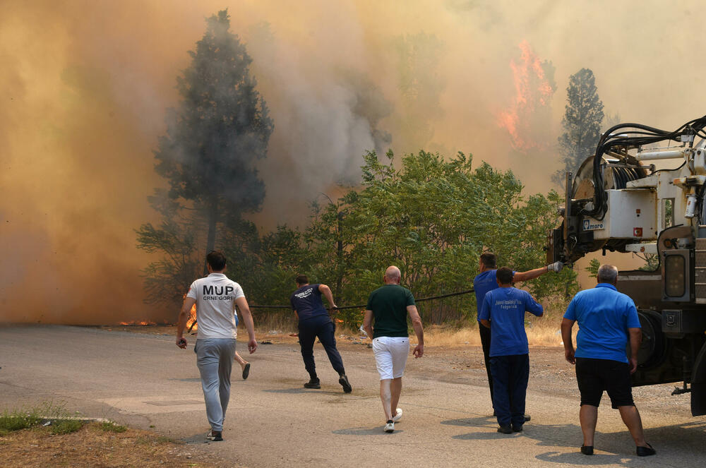 <p>Na teren su izašli svi raspoloživi kapacitieti Službe zaštite i spašavanja Glavnog grada</p>