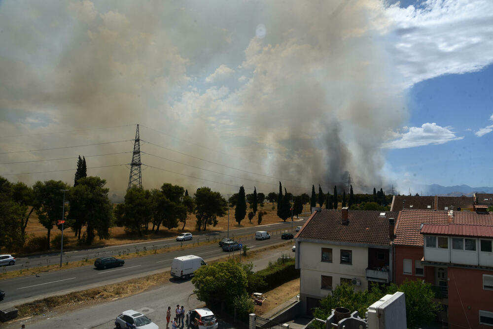 <p>Na teren su izašli svi raspoloživi kapacitieti Službe zaštite i spašavanja Glavnog grada</p>