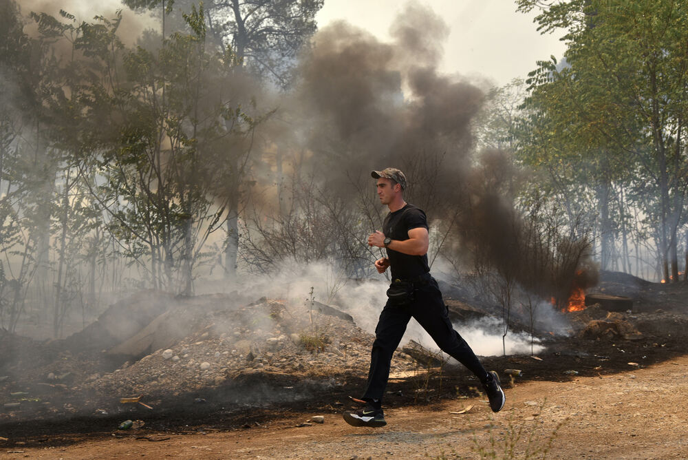 <p>Na teren su izašli svi raspoloživi kapacitieti Službe zaštite i spašavanja Glavnog grada</p>