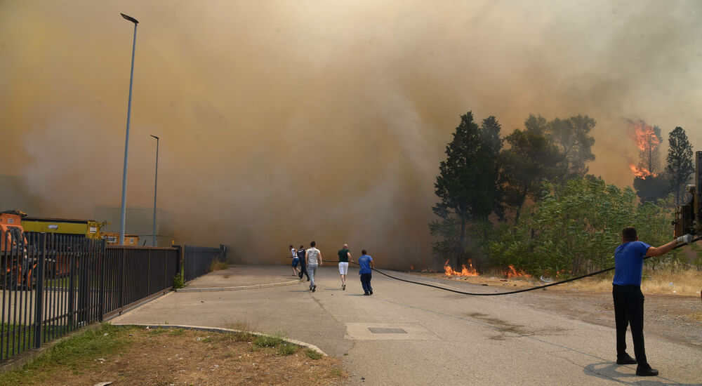 <p>Na teren su izašli svi raspoloživi kapacitieti Službe zaštite i spašavanja Glavnog grada</p>