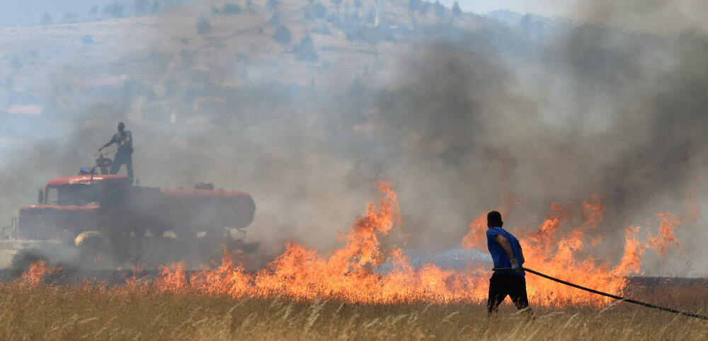 <p>Na teren su izašli svi raspoloživi kapacitieti Službe zaštite i spašavanja Glavnog grada</p>