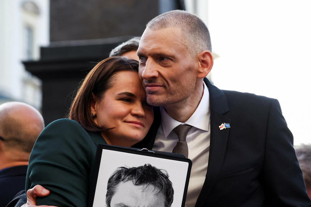 Sergej Tihanovski sa suprugom Svetlanom na skupu u Varšavi nakon oslobađanja krajem prošlog mjeseca