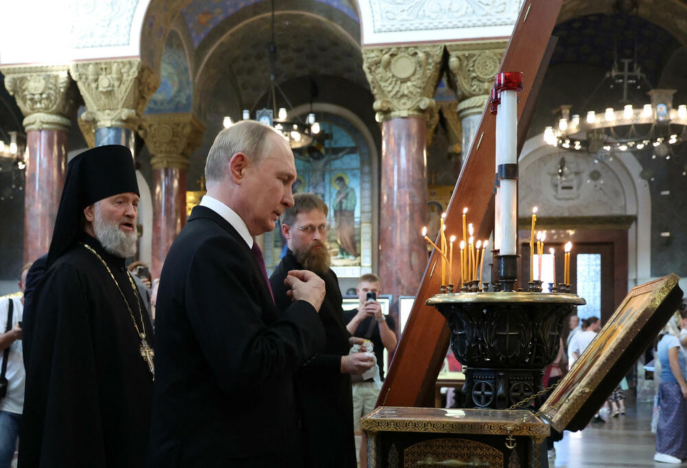 <p>"Danas ovaj praznik obilježavamo u radnom okruženju – provjeravamo borbenu spremnost flote“, rekao je Putin u video-obraćanju</p>