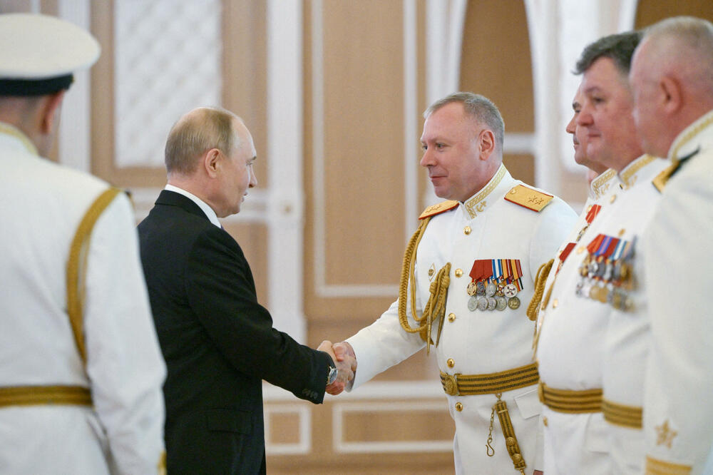 Putin sa mornaričkim oficirima, Foto: Reuters