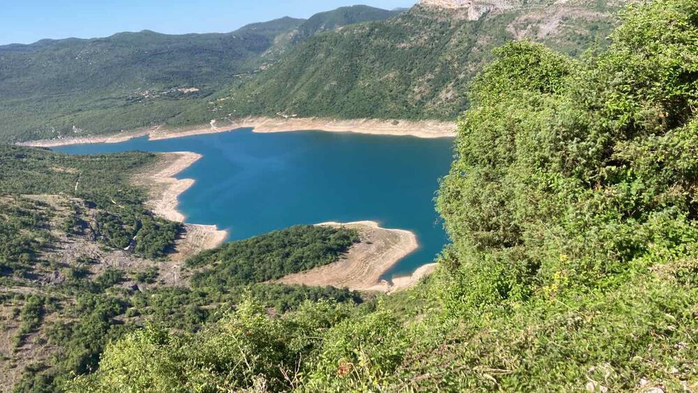 Lokalitet se nalazi u selu Petrovići