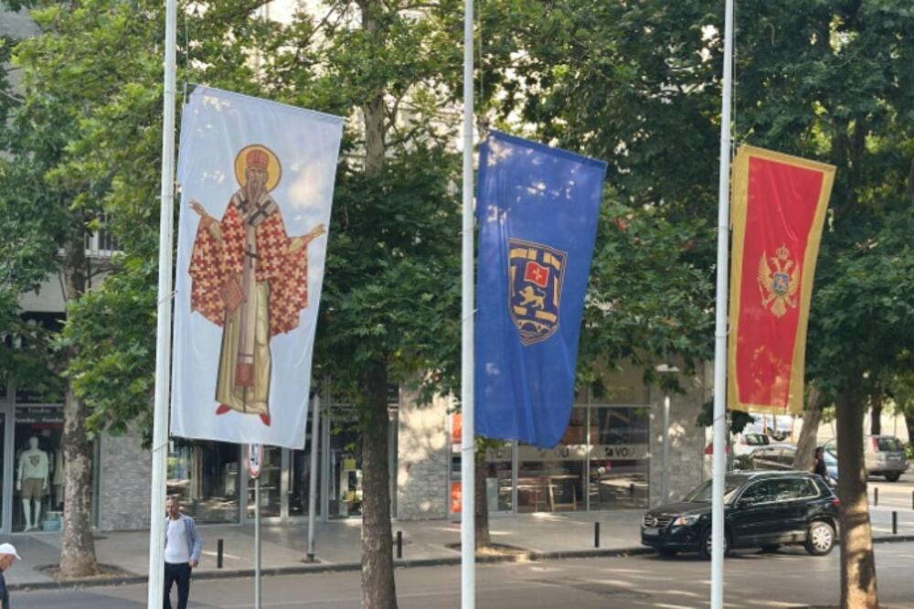 Zastave na pola koplja ispred Opštine Nikšić, Foto: Opština Nikšić