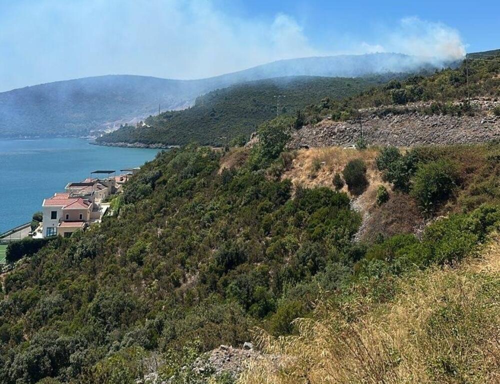 <p>Požarni front je sa par kilometara širine sveden na par stotina metara, a vatra trenutno gori na dva mjesta u prilično nepristupačnom terenu i gustom niskom rastinju i makiji</p>