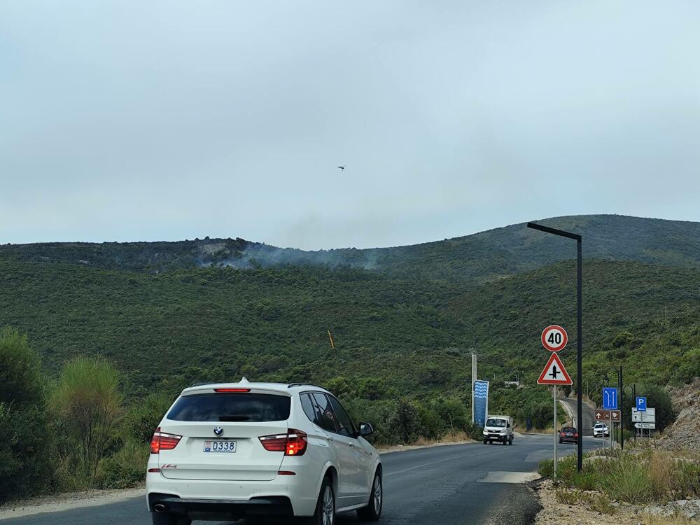 <p>Požarni front je sa par kilometara širine sveden na par stotina metara, a vatra trenutno gori na dva mjesta u prilično nepristupačnom terenu i gustom niskom rastinju i makiji</p>