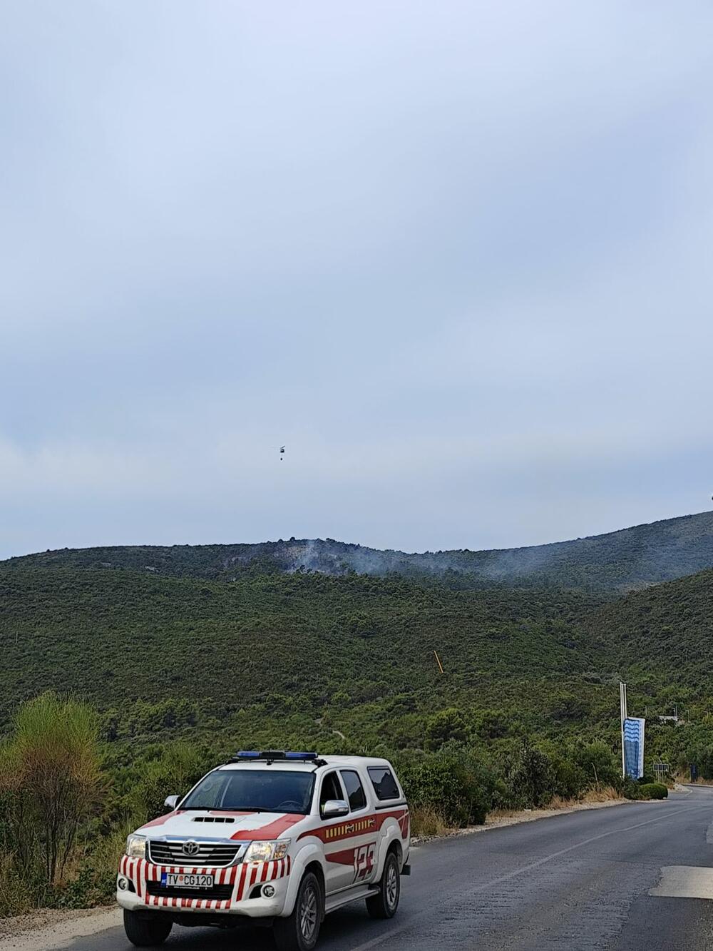 <p>Požarni front je sa par kilometara širine sveden na par stotina metara, a vatra trenutno gori na dva mjesta u prilično nepristupačnom terenu i gustom niskom rastinju i makiji</p>