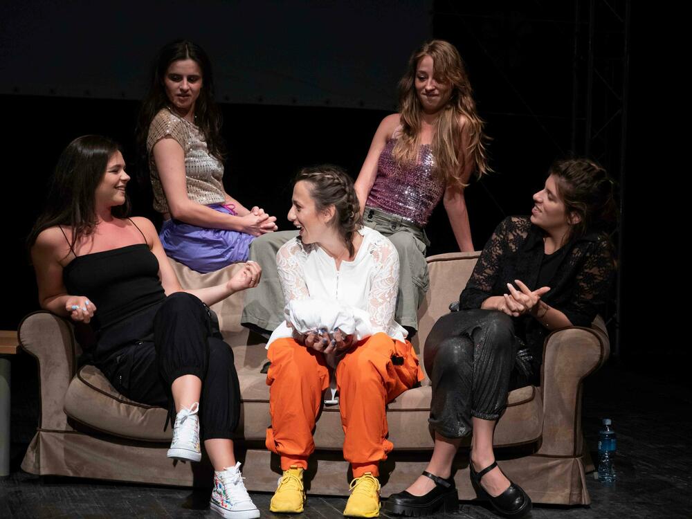 <p>Publika u Budvi ovacijama pozdravila feminističko čitanje Ljubišine “Skočiđevojke”, predstavu "Ovo nije zemlja za žene"</p>