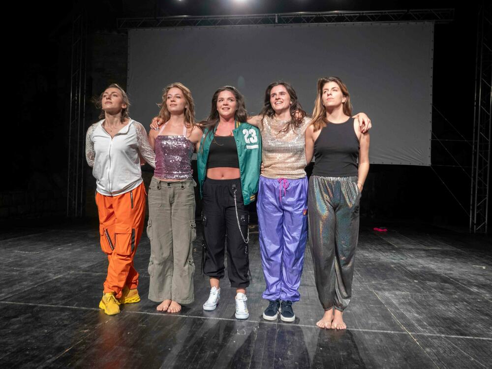 <p>Publika u Budvi ovacijama pozdravila feminističko čitanje Ljubišine “Skočiđevojke”, predstavu "Ovo nije zemlja za žene"</p>