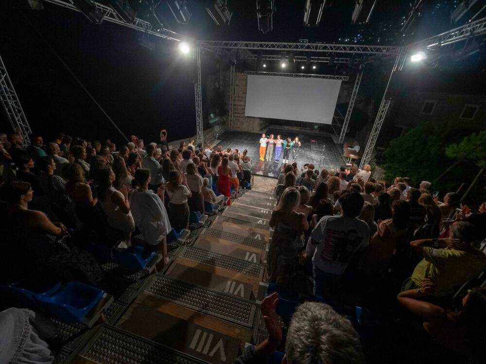 <p>Publika u Budvi ovacijama pozdravila feminističko čitanje Ljubišine “Skočiđevojke”, predstavu "Ovo nije zemlja za žene"</p>