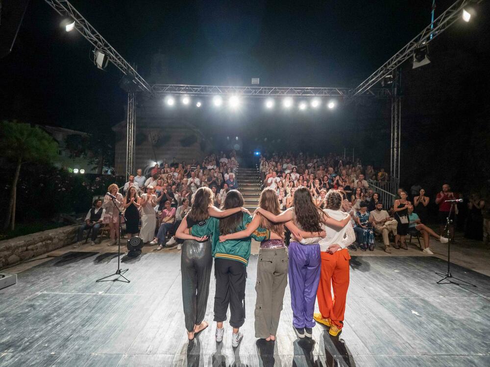 <p>Publika u Budvi ovacijama pozdravila feminističko čitanje Ljubišine “Skočiđevojke”, predstavu "Ovo nije zemlja za žene"</p>