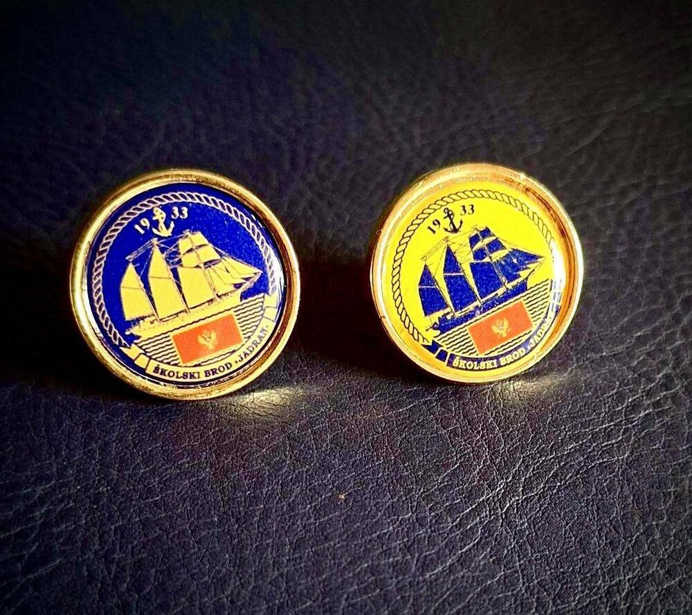 Vojska nadgrajuje opremo s simboliko, država se bori z vizualno identiteto