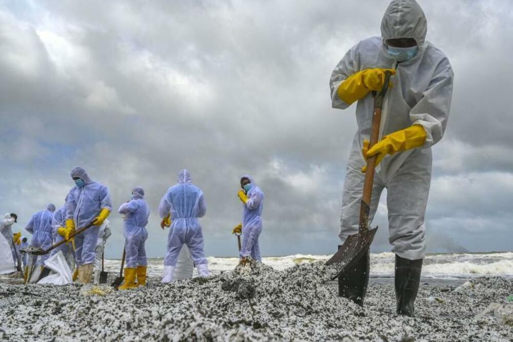 Vojnici mornarice Šri Lanke rade na uklanjanju „nurdli" i drugog otpada na plaži u Kolombu u maju 2021, nakon katastrofe sa brodom „X-Press Pearl", Foto: AFP via Getty Images
