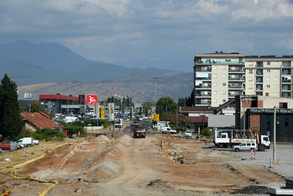 <p>Iz Glavnog grada tvrde da radovi nisu obustavljani i da su eksproprijaciju platili 1.580.738 eura. Na pauzu na gradilištu “Vijestima” ukazali građani, a razlog su, navodno, otkrića tokom kopanja</p>