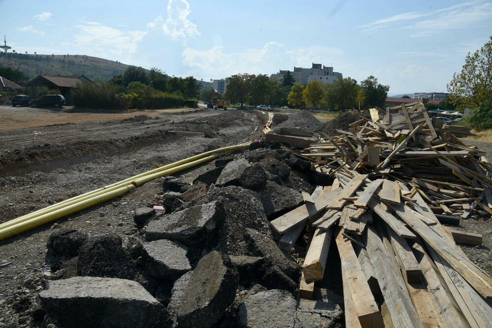 <p>Iz Glavnog grada tvrde da radovi nisu obustavljani i da su eksproprijaciju platili 1.580.738 eura. Na pauzu na gradilištu “Vijestima” ukazali građani, a razlog su, navodno, otkrića tokom kopanja</p>