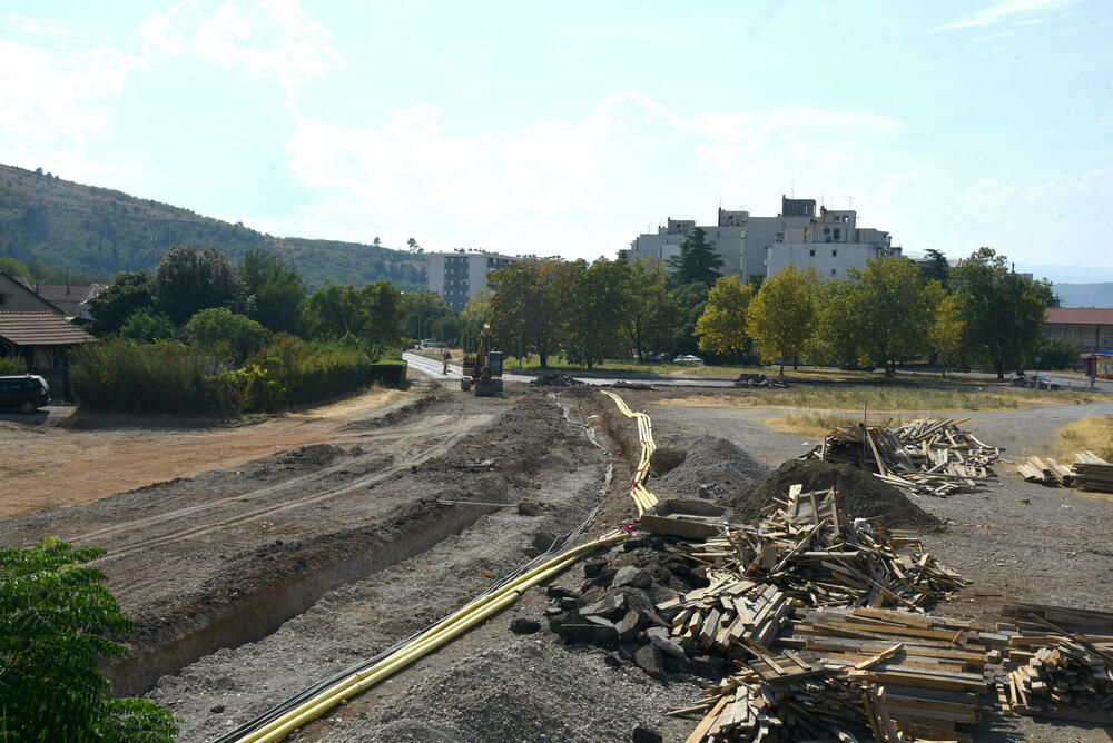 <p>Iz Glavnog grada tvrde da radovi nisu obustavljani i da su eksproprijaciju platili 1.580.738 eura. Na pauzu na gradilištu “Vijestima” ukazali građani, a razlog su, navodno, otkrića tokom kopanja</p>