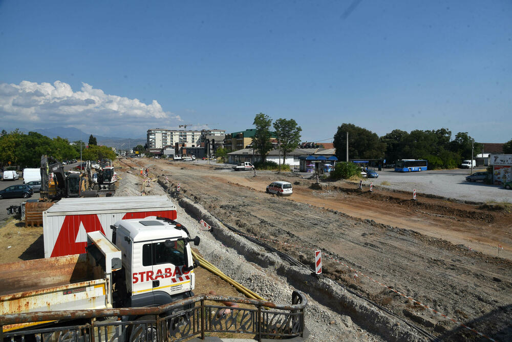 <p>Iz Glavnog grada tvrde da radovi nisu obustavljani i da su eksproprijaciju platili 1.580.738 eura. Na pauzu na gradilištu “Vijestima” ukazali građani, a razlog su, navodno, otkrića tokom kopanja</p>