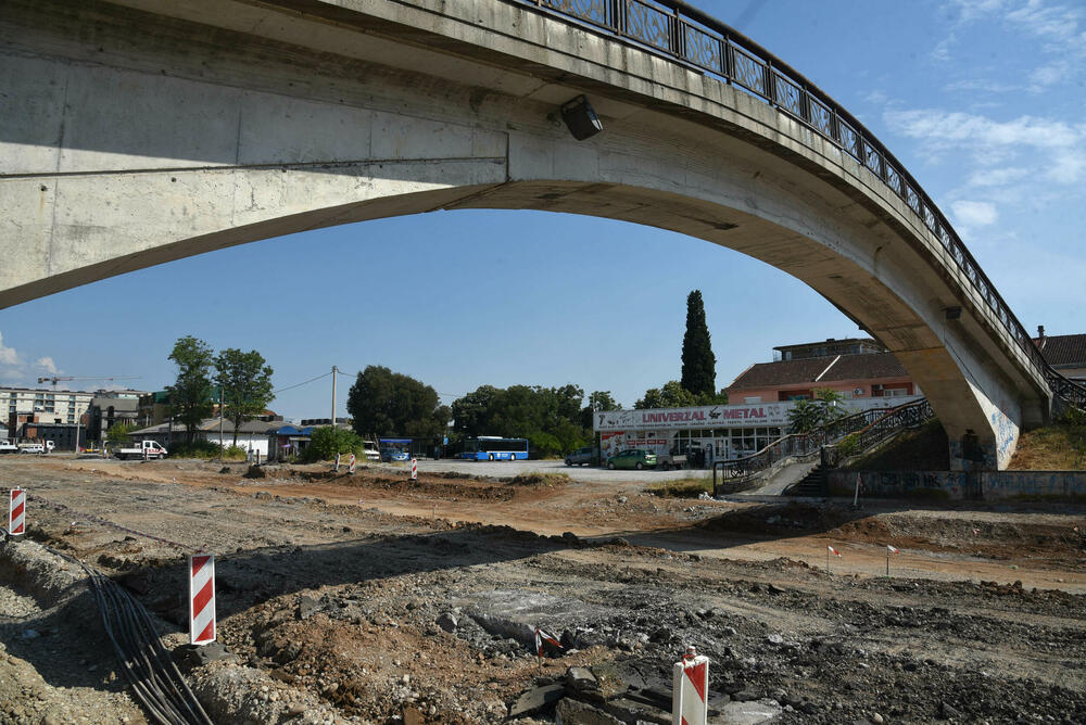 <p>Iz Glavnog grada tvrde da radovi nisu obustavljani i da su eksproprijaciju platili 1.580.738 eura. Na pauzu na gradilištu “Vijestima” ukazali građani, a razlog su, navodno, otkrića tokom kopanja</p>