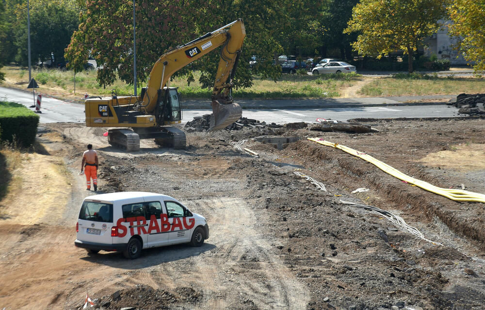 <p>Iz Glavnog grada tvrde da radovi nisu obustavljani i da su eksproprijaciju platili 1.580.738 eura. Na pauzu na gradilištu “Vijestima” ukazali građani, a razlog su, navodno, otkrića tokom kopanja</p>