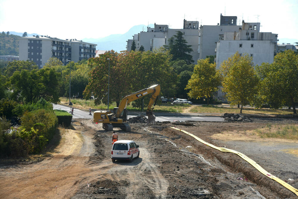 <p>Iz Glavnog grada tvrde da radovi nisu obustavljani i da su eksproprijaciju platili 1.580.738 eura. Na pauzu na gradilištu “Vijestima” ukazali građani, a razlog su, navodno, otkrića tokom kopanja</p>