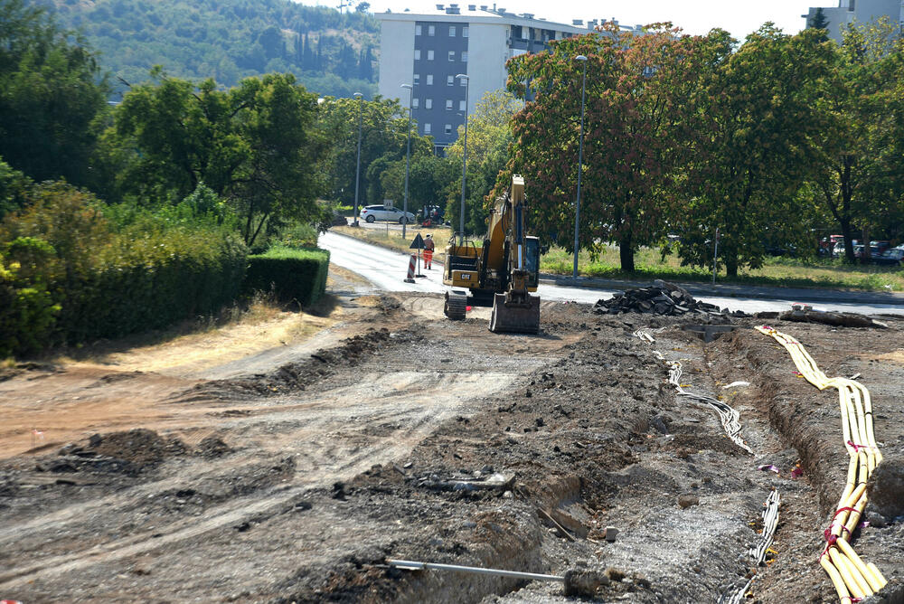 <p>Iz Glavnog grada tvrde da radovi nisu obustavljani i da su eksproprijaciju platili 1.580.738 eura. Na pauzu na gradilištu “Vijestima” ukazali građani, a razlog su, navodno, otkrića tokom kopanja</p>