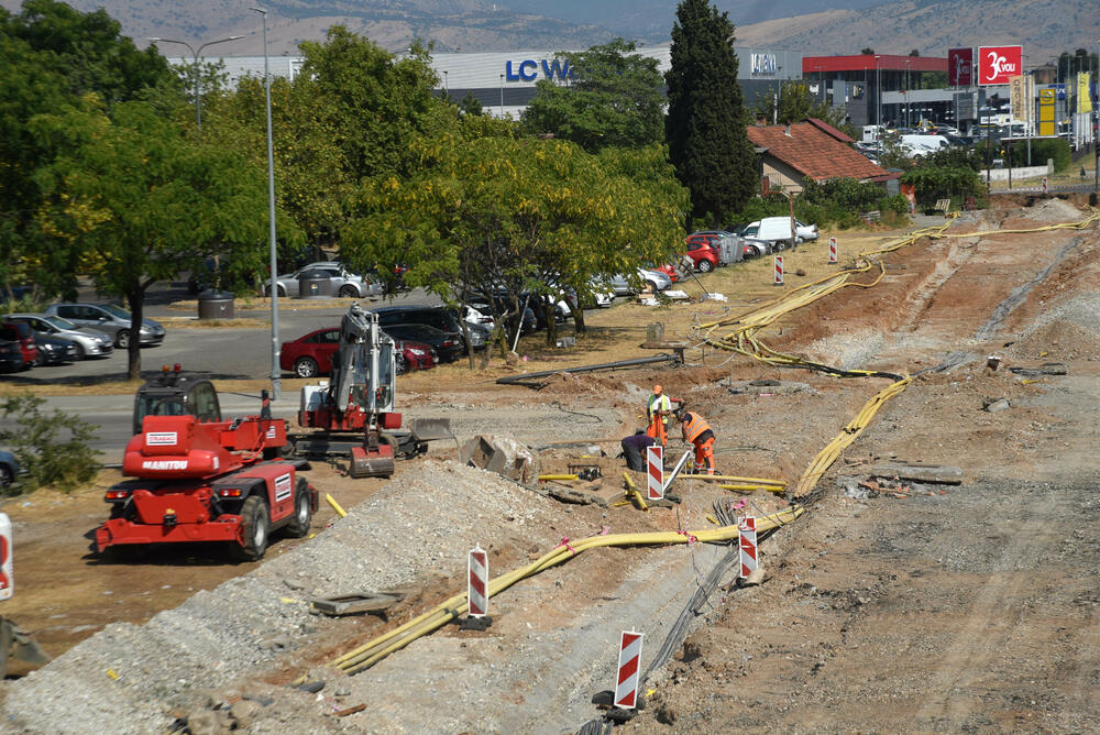 <p>Iz Glavnog grada tvrde da radovi nisu obustavljani i da su eksproprijaciju platili 1.580.738 eura. Na pauzu na gradilištu “Vijestima” ukazali građani, a razlog su, navodno, otkrića tokom kopanja</p>