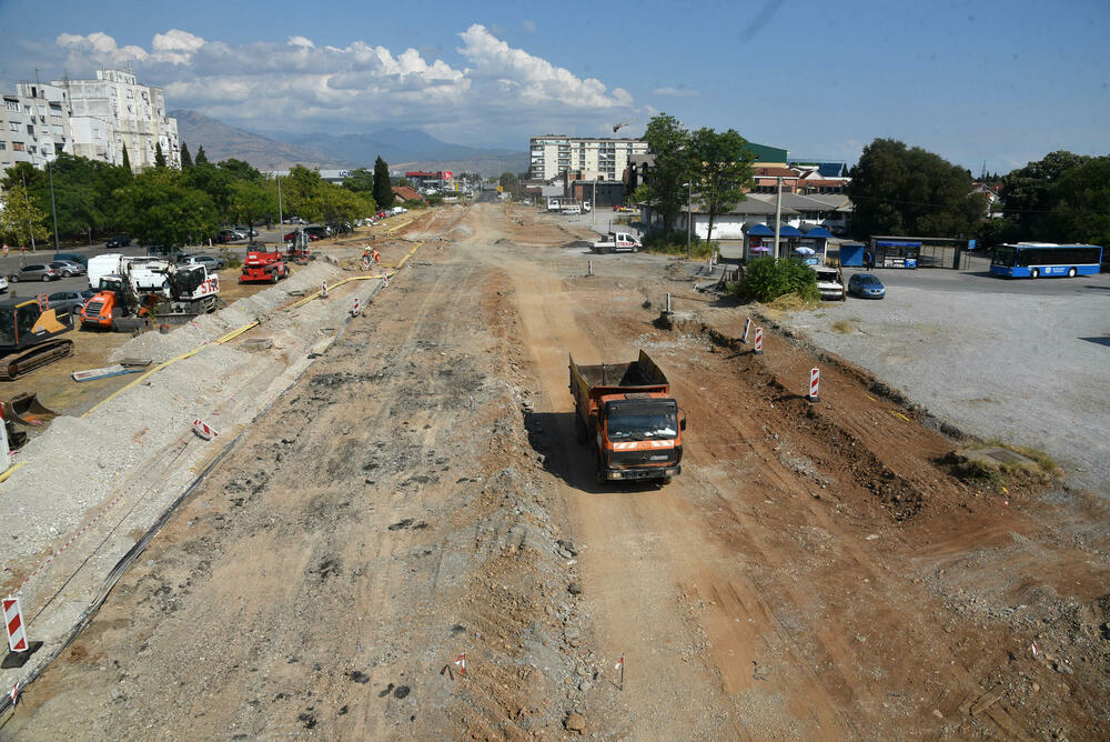 <p>Iz Glavnog grada tvrde da radovi nisu obustavljani i da su eksproprijaciju platili 1.580.738 eura. Na pauzu na gradilištu “Vijestima” ukazali građani, a razlog su, navodno, otkrića tokom kopanja</p>