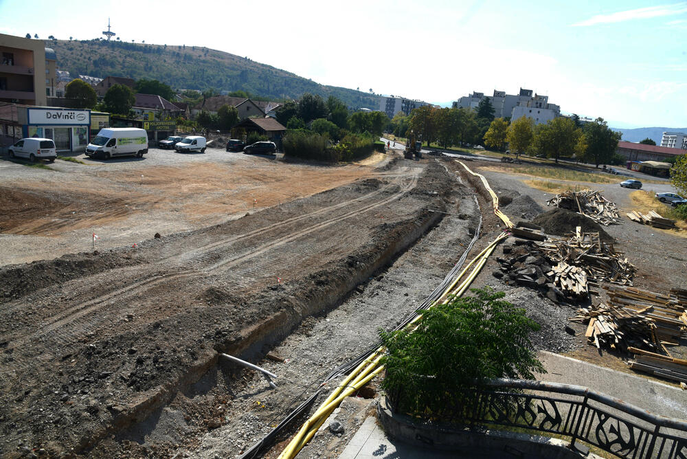 <p>Iz Glavnog grada tvrde da radovi nisu obustavljani i da su eksproprijaciju platili 1.580.738 eura. Na pauzu na gradilištu “Vijestima” ukazali građani, a razlog su, navodno, otkrića tokom kopanja</p>