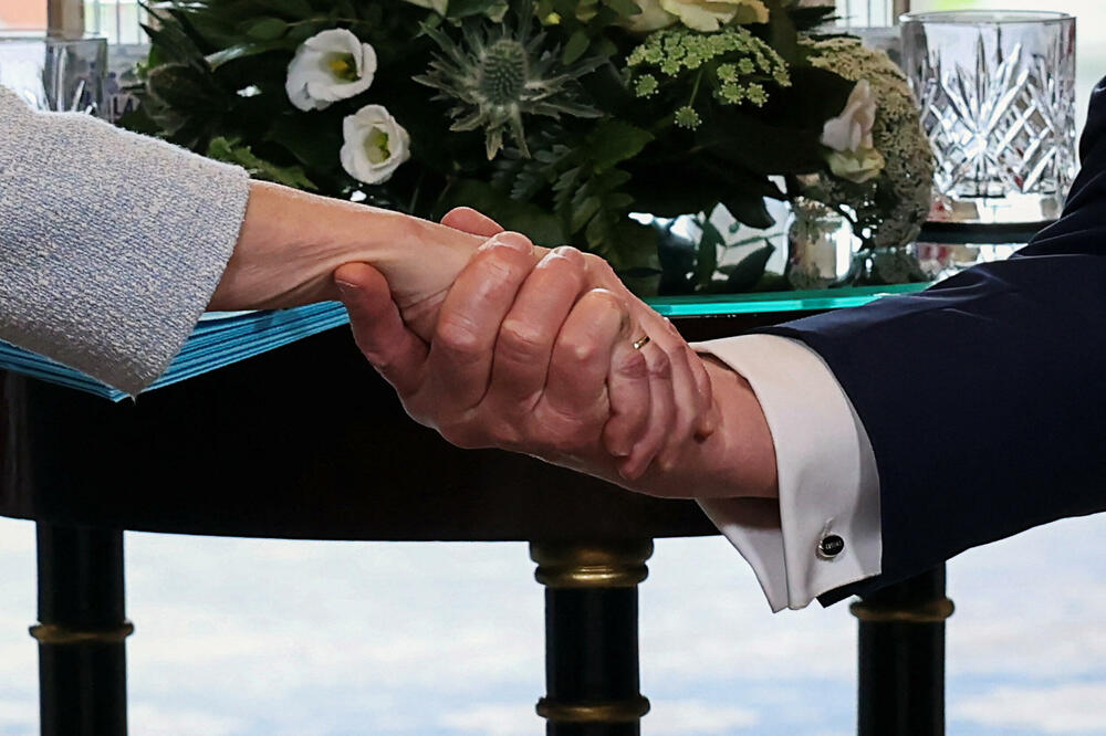 Fon der Lajen i Tramp se rukuju nakon dogovora u Škotskoj, Foto: REUTERS
