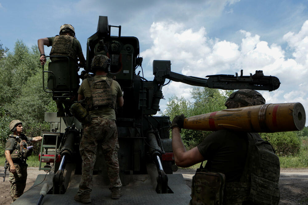 Pripadnik ukrajinskih snaga pucaju na ruske trupe blizu linije fronta u Harkovskoj oblasti