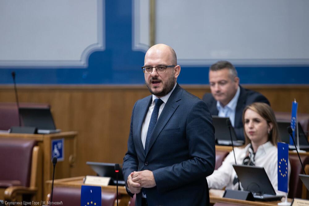 Putovao, pa podnio ostavku: Admir Adrović